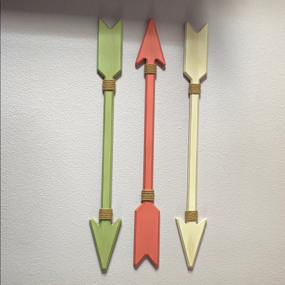 3 Wooden arrows in white, pink and mint green